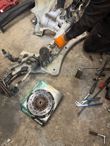 Photo de galerie - Changement Embrayage sur Mercedes citan + changement 2 silent block barre stab + changement 2 coupelles amortisseur 