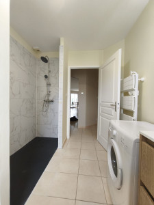 Photo de galerie - Rénovation d'une salle de douche avec création d'un grand espace de douche, pose d'un meuble vasque et miroir LED