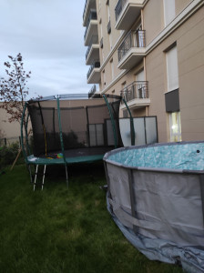 Photo de galerie - Monté trampoline et la piscine et dame scalade et dôme de scalade 