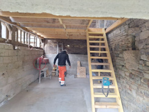 Photo de galerie - Fabrication d'un plancher dans une grange avec escalier pour monter au grenier 

