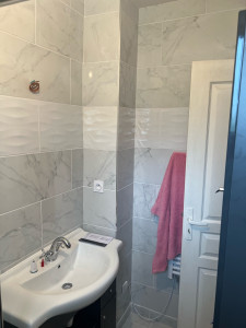 Photo de galerie - Pose carrelage type marbre plus pose meuble vasque 