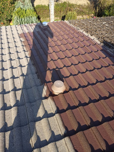 Photo de galerie - Nettoyage de la toiture au karcher plus peinture