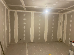 Photo de galerie - Pose de plaques de plâtres et réalisation des joints.