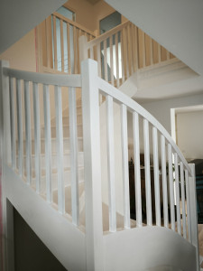 Photo de galerie - Rénovation d'un escalier et mise en peinture couleur blanche 

