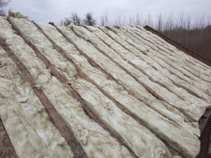 Photo de galerie - Isolation d’un toit avec de laine de verre depuis l’extérieur, traitement des bois 