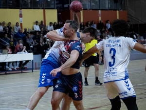 Photo de galerie - Lors d'une séance de photo durant un match de handball