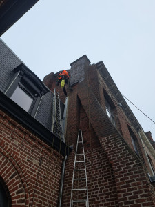 Photo de galerie - Délardage et rejointoiement des joints de briques 