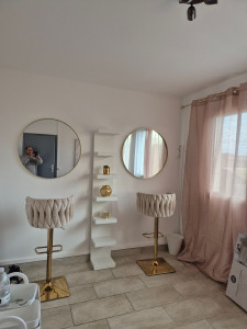 Photo de galerie - Pose miroir  ,meuble, rideaux 
       