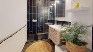 Photo de galerie - Salle de bains préparée avant l’arrivée
Contrôle et mise en ordre des équipements, présentation soignée des espaces et attention portée aux détails pour un logement prêt à accueillir ses occupants.