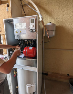 Photo de galerie - Installation et mise en service pompe à chaleur air / eau en remplacement d'une chaudière murale gaz