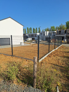 Photo de galerie - Grillage rigide avec soubassement 
