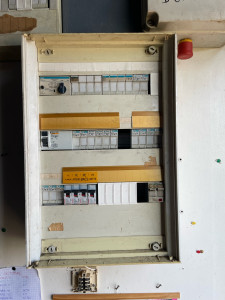 Photo de galerie - Remise en normes et remplacement d’un tableau triphasée 