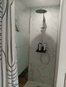Photo de galerie - Installation d'une salle de bain avec douche, wc et lavabo.