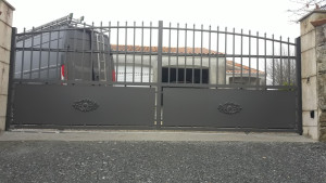 Photo de galerie - Portail Coulissant Aluminium Gris Moyen, Motorisé.