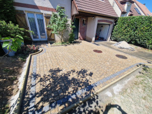 Photo de galerie - Emplacement parking en pavés granites 10x10x5 jaune 
