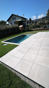 Photo de galerie - Terrasse en grès cérame sur plots 