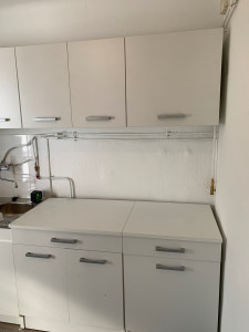 Photo de galerie - Montage complet d'une cuisine fonctionnelle : pose des meubles hauts et bas, alignement parfait et finitions soignées.