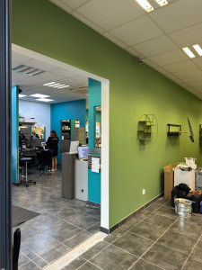 Photo de galerie - Deux commerces ont été reliés par l’ouverture d’une porte de communication, avec une finition en peinture verte. Travail réalisé avec soin et professionnalisme.