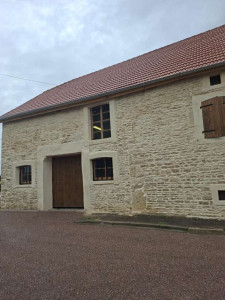 Photo de galerie - Joint de pierre apparente + tableau de fenêtre + pose et fabrication de portes de garage 