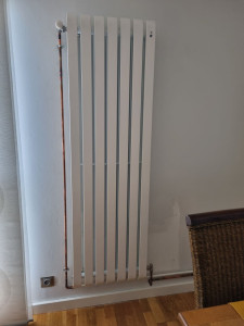 Photo de galerie - Installation d'un radiateur vertical.