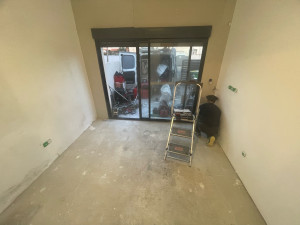 Photo de galerie - Remplacement d’une porte de garage par une baie vitrée avec volet roulant