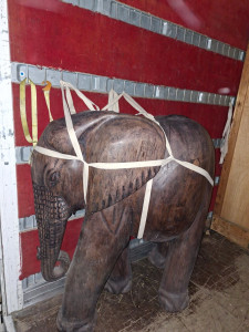 Photo de galerie - Transport et manutention d'une sculpture en bois d'un éléphant (400 kg)

