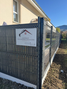 Photo de galerie - Clôture rigide avec soubassement béton, et lattes PVC 