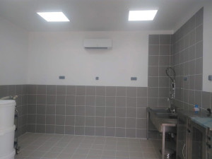 Photo de galerie - Création totale d’un atelier pour apiculteur à partir d’une grange. Isolation, placo, peinture et carrelage sont antidérapant pour le sol