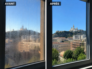 Photo de galerie - Nettoyage professionnel de vitres – résultat avant/après. À gauche, une vitre fortement encrassée par la poussière, les traces d’eau et les dépôts extérieurs. À droite, la même vitre après intervention, offrant une visibilité parfaitement nette