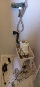 Photo de galerie - Démontage d’un WC Sanibroyeur.