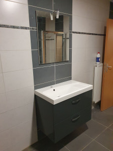 Photo de galerie - Pose d'un meuble lavabo salle de bain + miroir 