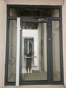 Photo de galerie - Pose d'une porte en aluminium plus
 vitrage 