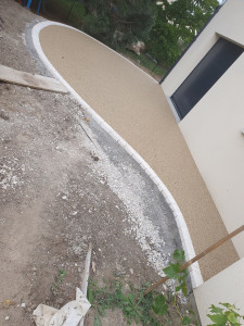 Photo de galerie - Terrasse en hydro way
Chaînette courbe de pavés en périphérie 