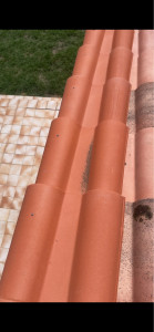 Photo de galerie - Remise en place de tuiles de rives + fixation de celle ci sur la charpente avec clous 