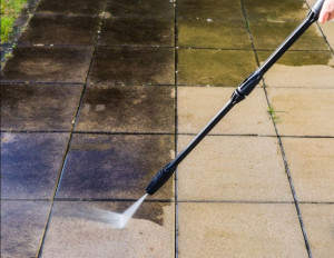 Photo de galerie - Nettoyage terrasse dalle avec karcher haute pression 