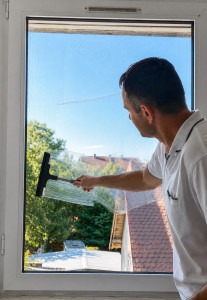 Photo de galerie - En train de faire une vitre