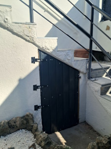 Photo de galerie - Fabrication sur mesure d'une porte en ossature tasseaux et plaque de taule 