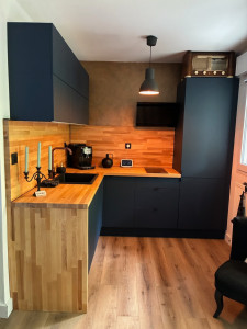 Photo de galerie - Pose de cuisine avec plan de travail et crédence en bois massif 