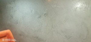 Photo de galerie - Pose d'enduit decoratife, stucco gris anthracite plus resine de protection