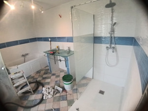 Photo de galerie - Carrelage d'une salle de bain complète, reprise de la plomberie (arrivée et évacuation d'eau). pose d'un bac à douche, d'une paroie de douche, d'un mitigeur. 