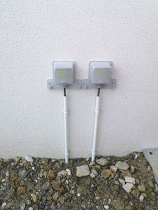 Photo de galerie - Pose de prises de recharge pour vehicule sur un mur extérieur.
