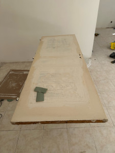 Photo de galerie - Là j’ai bouché les trous dans la porte, j’ai poncer, j’ai passé une première couche de peinture, j’ai vu les défauts, j’ai rattrapé, j’ai re repasser une couche