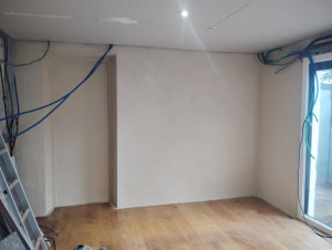 Photo de galerie - Enduit a la chaux en intérieur sur mur en pierre 