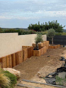 Photo de galerie - Jardinière maison avec traverse bois 