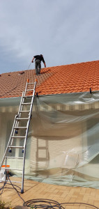 Photo de galerie - Application d'un produit hydrofuge, coloré sur de la tuile béton ( redland) 