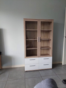 Photo de galerie - Montage d’une vitrine / vaisselier.