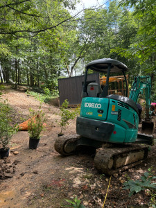 Photo de galerie - Réalisation d’une plantation de haie , avec le terrassement puis en fin étalage de terre végétal 