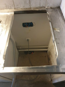 Photo de galerie - Découpe du plan de travail et préparation de l’installation électrique pour plaque de cuisson.