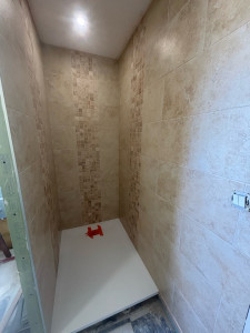 Photo de galerie - Pose d’une douche en imitation travertin 