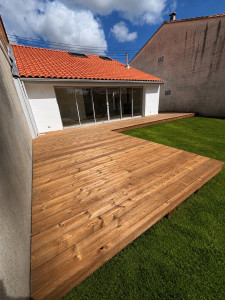 Photo de galerie - Chantier de rénovation d’une maison sur la commune de Merignac. Nous avons effectuer un enduit de lissage sur la façade puis peinture de la totalité. Pose de gouttière et création de terrasse bois. 